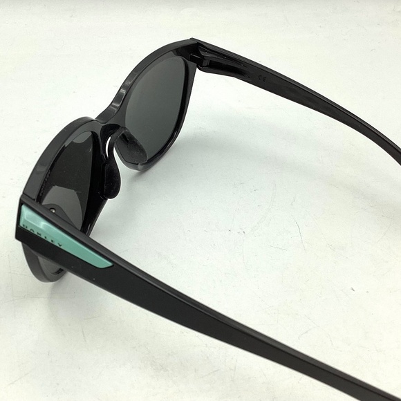 Oakley Sunglasses. w/case main image 6